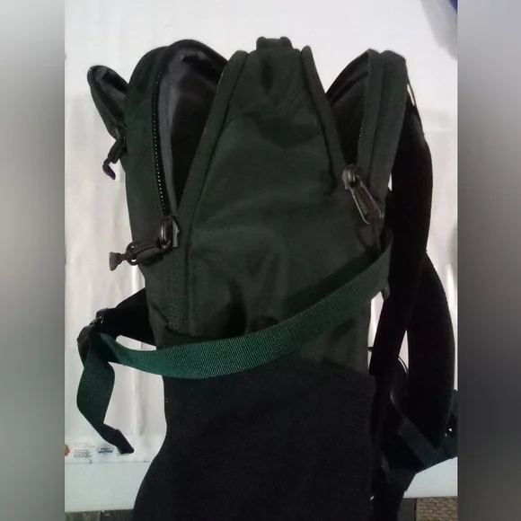 🏞Green North Face Recon Backpack (lots of pockets)🏞